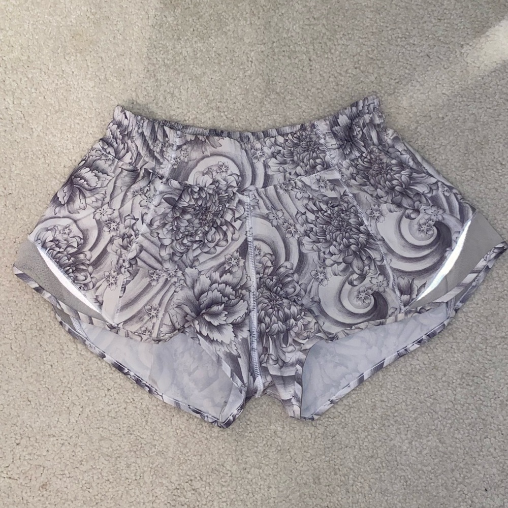 Lululemon Hotty Hot Low-Rise Lined Short 2.5"